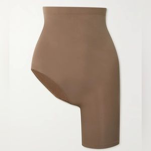 SKIMS Seamless Sculpt Mid Waist Solution Short Left Leg Exposed Neutral